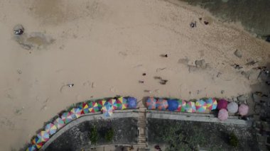Endonezya, Plajda Tatilin insansız hava aracı görüntüsü.
