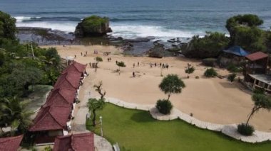 Endonezya, Plajda Tatilin insansız hava aracı görüntüsü.