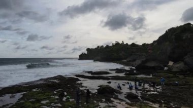 Endonezya 'da tropikal plajlar boyunca okyanus üzerinde uçmak. Kuş Gözü Görünümü 4K Sinematik İnsansız Hava Aracı Görüntüsü.