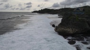 Endonezya 'da tropikal plajlar boyunca okyanus üzerinde uçmak. Kuş Gözü Görünümü 4K Sinematik İnsansız Hava Aracı Görüntüsü.