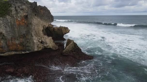 Voando Sobre Oceano Lado Praia Tropical Indonésia Filmagem Drones Cinematográficos — Vídeo de Stock