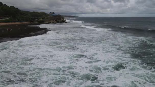 Voando Sobre Oceano Lado Praia Tropical Indonésia Filmagem Drones Cinematográficos — Vídeo de Stock