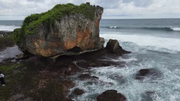 Volando Sobre Océano Junto Playa Tropical Indonesia Vista Del Ojo — Vídeo de stock