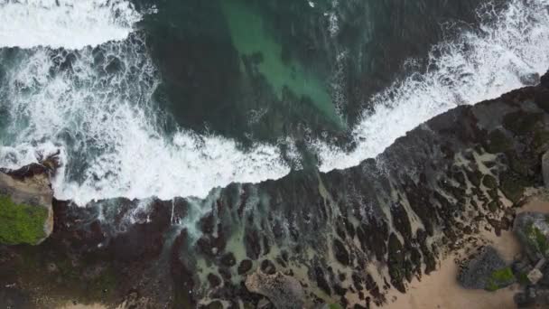 Vista Aérea Arriba Hacia Abajo Olas Gigantes Del Océano Estrellándose — Vídeo de stock