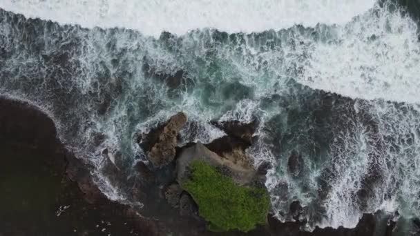 Shora Dolů Letecký Pohled Obrovské Oceánské Vlny Shazující Pěnící Korálové — Stock video
