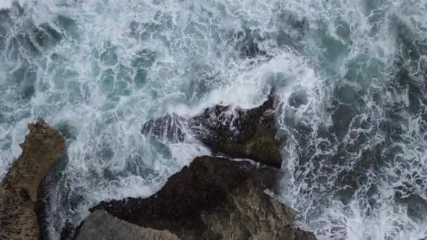 Vista Aerea Dall Alto Verso Basso Delle Onde Oceaniche Giganti — Video Stock