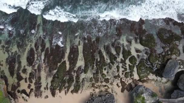 Vista Aérea Cima Para Baixo Das Ondas Gigantes Oceano Batendo — Vídeo de Stock