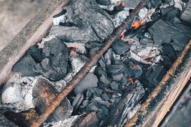 Parlayan Dan Ateşli Kömürlü Barbekü Çukuru