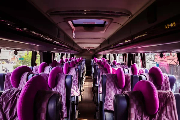 Otobüsün içi boş. Şehirde toplu taşıma.