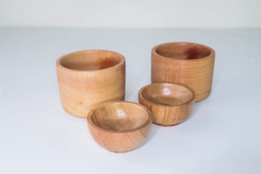 Tahta kase beyaz arka planda izole edilmiş.