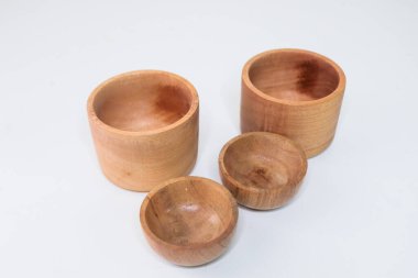 Tahta kase beyaz arka planda izole edilmiş.