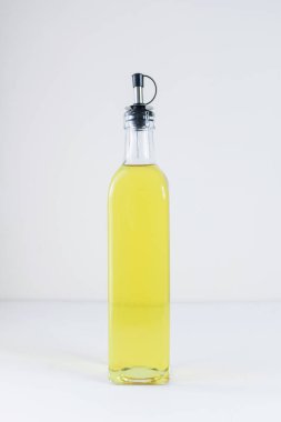 beyaz zemin üzerinde petrol şişe