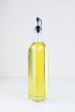 beyaz zemin üzerinde petrol şişe