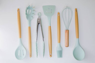 Mutfak aletleri ya da yemek pişirme aletleri beyaz arka planda. Yukarıdan alınan mutfak eşyaları koleksiyonu