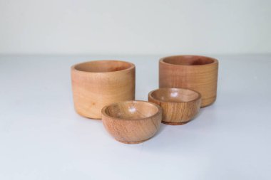 Tahta kase beyaz arka planda izole edilmiş.