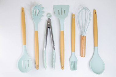 Mutfak aletleri ya da yemek pişirme aletleri beyaz arka planda. Yukarıdan alınan mutfak eşyaları koleksiyonu