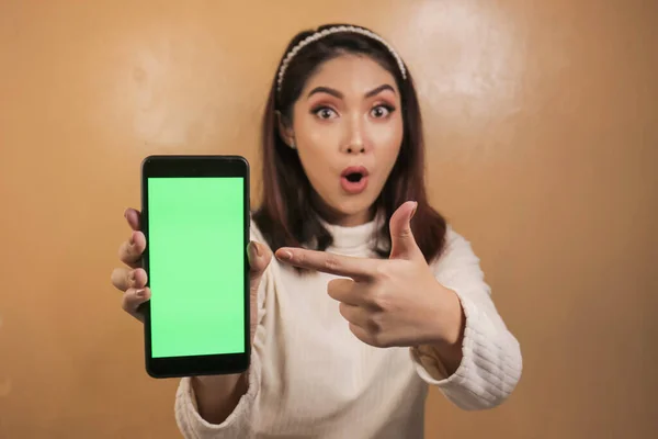 Asiatisk Vacker Flicka Chockad Visa Grön Skärm Smartphone Med Vit — Stockfoto
