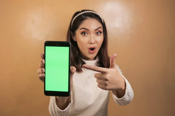 Azji Piękne Dziewczyna Jest Wstrząśnięty Show Zielony Ekran Smartfon Białą — Zdjęcie stockowe