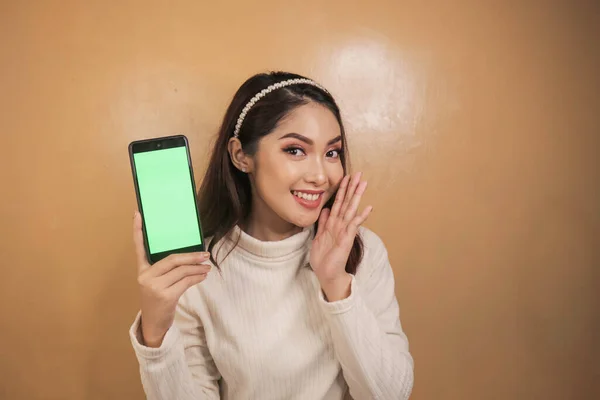 Szczęśliwa Uśmiechnięta Młoda Azjatka Pokazuje Zielony Pusty Ekran — Zdjęcie stockowe