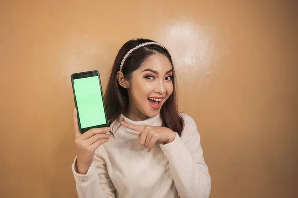 Mutlu Gülümseyen Asyalı Genç Kadınlar Yeşil Boş Bir Ekran Gösteriyorlar — Stok fotoğraf