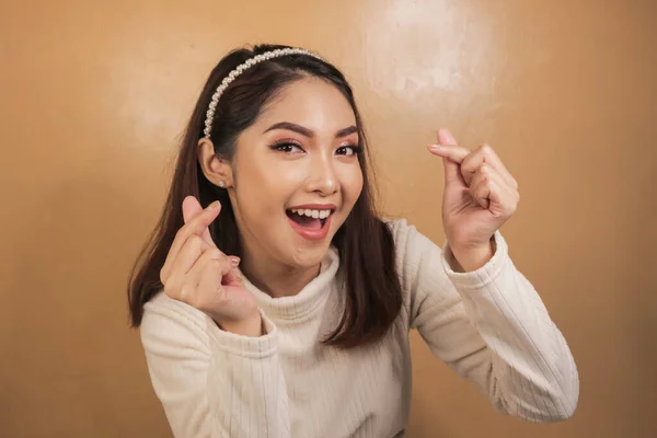 Joven Hermosa Mujer Asiática Manos Gesto Forma Corazón Sonrisa Cara — Foto de Stock