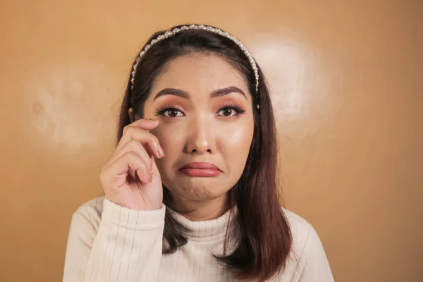 Vergieten Tranen Droevige Uitdrukking Van Jonge Aziatische Vrouw Wit Shirt — Stockfoto