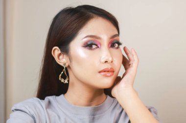 Renkli göz farı olan güzel bir kadının kavramsal güzellik portresi.