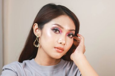 Renkli göz farı olan güzel bir kadının kavramsal güzellik portresi.