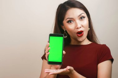 Asyalı güzel kız kırmızı gömlekli akıllı telefondan şok oluyor.