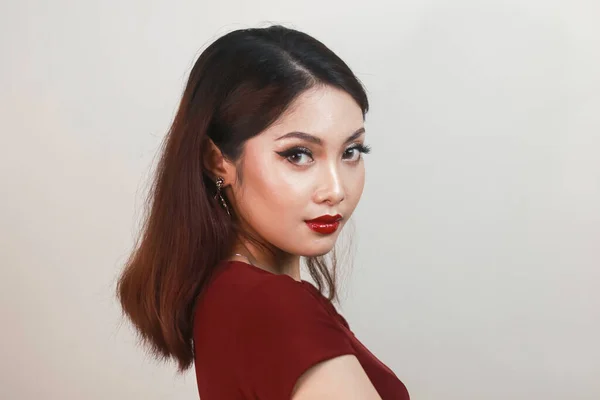 Våldsam Asiatisk Kvinna Röd Skjorta Sida Poserar Framför Vit Bakgrund — Stockfoto