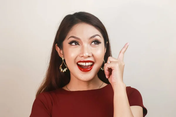 Yukarı Bakan Kırmızı Tişörtlü Genç Asyalı Bir Kadının Şok Yüzü — Stok fotoğraf