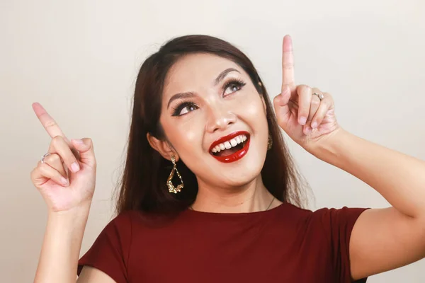 Cara Shock Una Joven Asiática Con Una Camisa Roja Apuntando — Foto de Stock