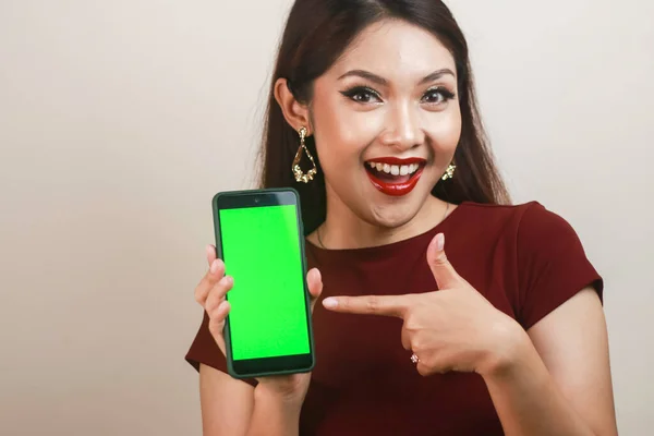 Szczęśliwa Uśmiechnięta Młoda Azjatka Pokazuje Wskazuje Zielony Pusty Ekran — Zdjęcie stockowe
