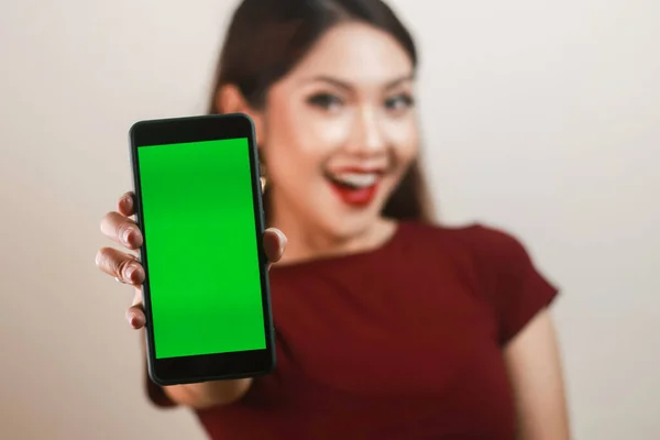 Szczęśliwa Uśmiechnięta Młoda Azjatka Pokazuje Wskazuje Zielony Pusty Ekran — Zdjęcie stockowe