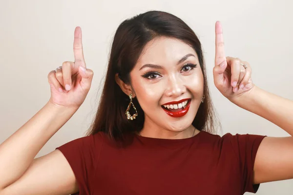 Cara Shock Una Joven Asiática Con Una Camisa Roja Apuntando — Foto de Stock