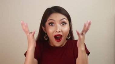 Kızıl saçlı güzel bir kadının yakın plan portresi.