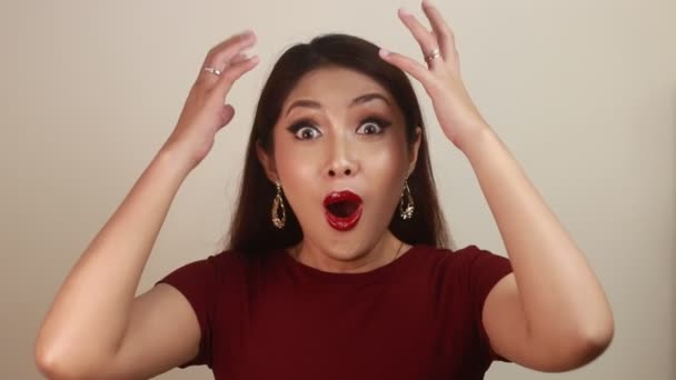 Wow Shocked Face Young Asian Woman Open Hand Gesture Advertising — Stock Video