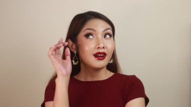 Yüzünde kırmızı dudaklar olan güzel bir genç kadının portresi..