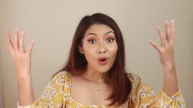 Uzun saçlı, beyaz tişörtlü, açık tenli güzel bir kadın.