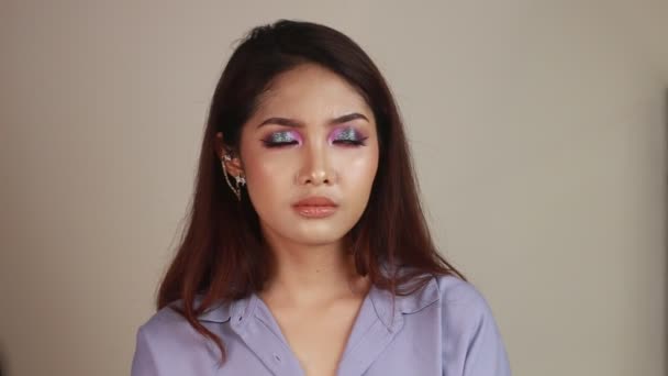 아리따운 아시아인 소녀는 주황색 배경에 겨루기만 주먹에 화가나 — 비디오
