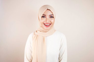 Neşeli, güzel, Asyalı Müslüman kadın gülümsüyor..