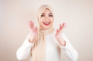 Neşeli, güzel, Asyalı Müslüman kadın gülümsüyor..