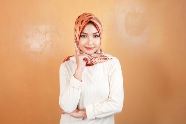 Neşeli, güzel, Asyalı Müslüman kadın gülümsüyor..