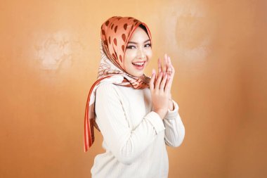 Neşeli, güzel, Asyalı Müslüman kadın gülümsüyor..