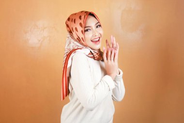 Neşeli, güzel, Asyalı Müslüman kadın gülümsüyor..