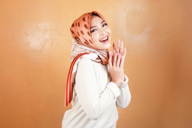 Neşeli, güzel, Asyalı Müslüman kadın gülümsüyor..