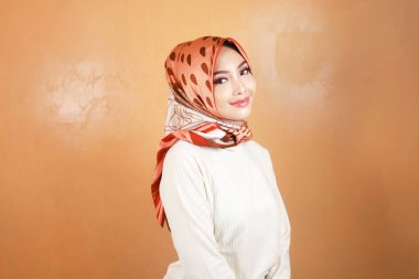 Neşeli, güzel, Asyalı Müslüman kadın gülümsüyor..