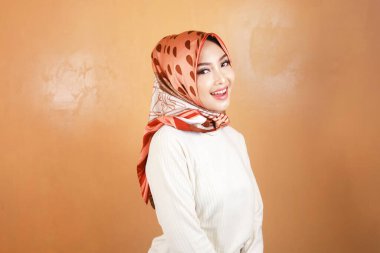 Neşeli, güzel, Asyalı Müslüman kadın gülümsüyor..