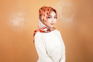 Neşeli, güzel, Asyalı Müslüman kadın gülümsüyor..