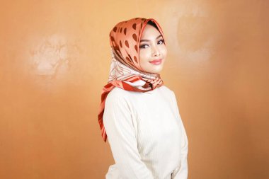 Neşeli, güzel, Asyalı Müslüman kadın gülümsüyor..